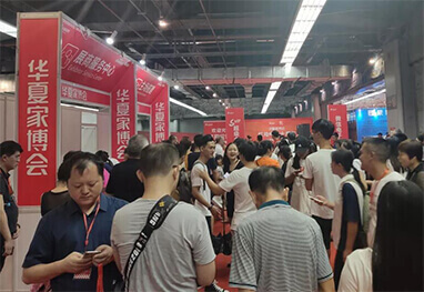 宿迁家博会现场人流如织